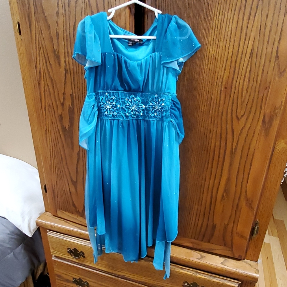 Formal dress ties in back